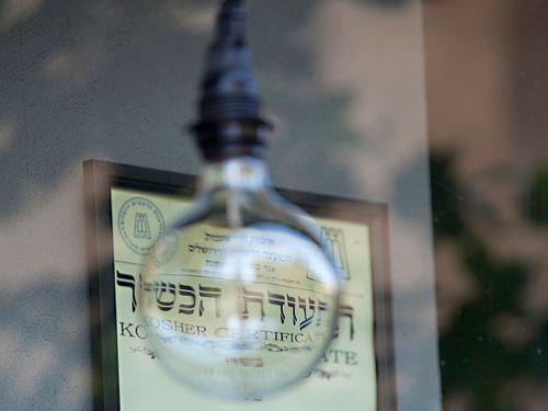 Simboli di scrittura ebraica tramite la lente di una lampadina