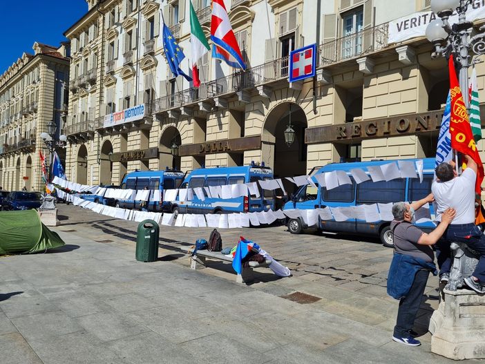 lettere appese davanti alla Regione