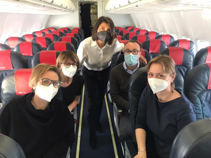 Persone sedute a bordo di un aereo