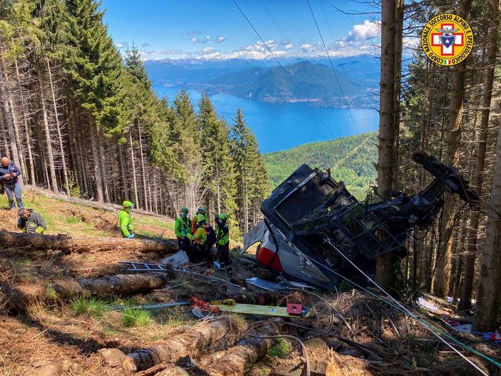 La cabina della funivia Stresa-Mottarone precipitata