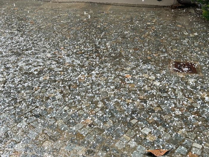 Forte temporale con grandinata nel Torinese: allagamenti e disagi, traffico in tilt