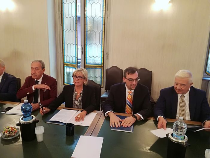 L'ira dei commercianti a poche ore dalla ripartenza: "Non conosciamo ancora le regole: è una grande mancanza di rispetto per il settore"