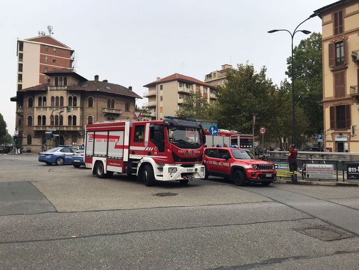 L'intervento dei vigili del Fuoco all'altezza della fermata "Racconigi"
