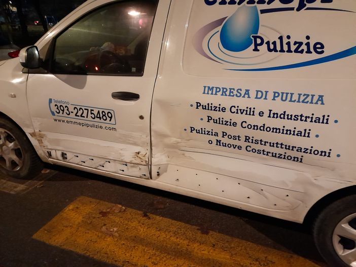 In foto, il furgone urtato e danneggiato dalla Golf