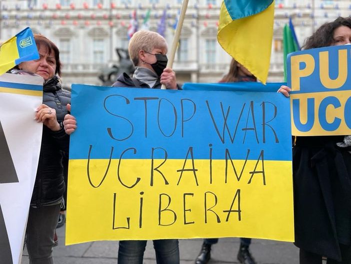 bandiera ucraina e scritte contro la guerra bandiera ucraina e scritte contro la guerra