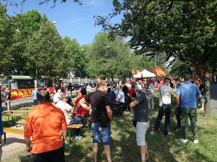 Dall'alba presidio Fiom davanti alla Porta Due