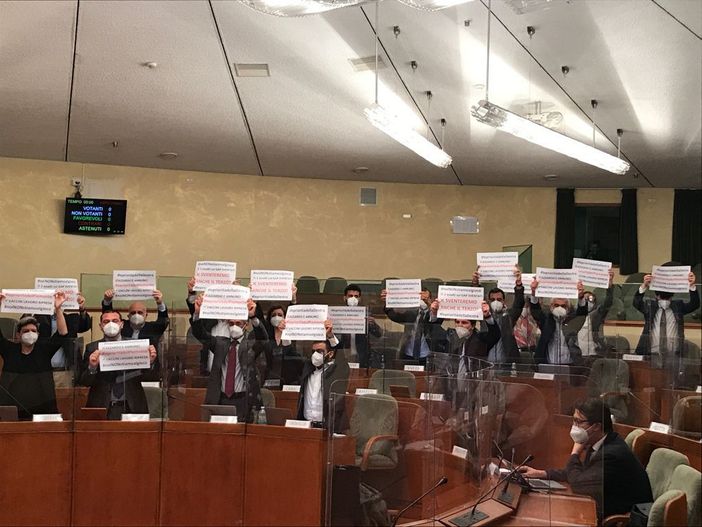 Gioco d'azzardo, iniziata in aula la discussione della nuova legge. Ostruzionismo a oltranza e proteste delle opposizioni