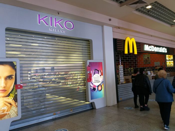 A Le Gru serrande abbassate per 15 minuti: "Chiudiamo per poter riaprire anche nei weekend" [FOTO]