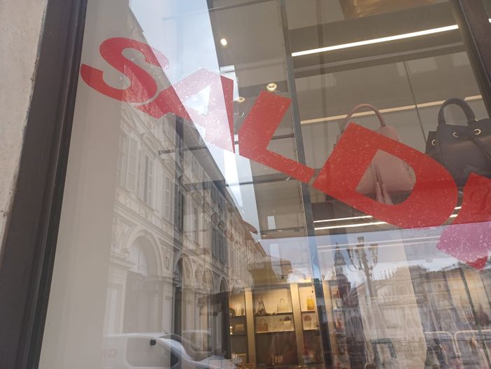 vetrina con la critta saldi vetrina con la critta saldi