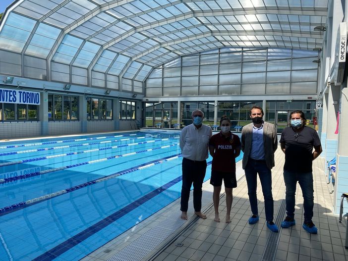 tre persone in una piscina al coperto a bordo vasca tre persone in una piscina al coperto a bordo vasca