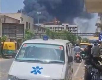 India, aereo diretto a Londra si schianta poco dopo il decollo: 242 le persone a bordo India, aereo diretto a Londra si schianta poco dopo il decollo: 242 le persone a bordo