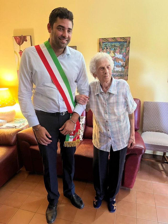 Grugliasco, la città fa gli auguri a Nonna Nelda Cardo per i suoi 100 anni