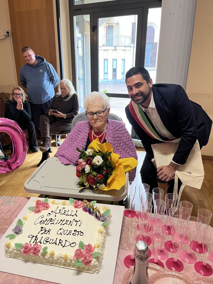Anche il sindaco Gaito ha festeggiato i 100 anni della signora Guglielmelli Anche il sindaco Gaito ha festeggiato i 100 anni della signora Guglielmelli