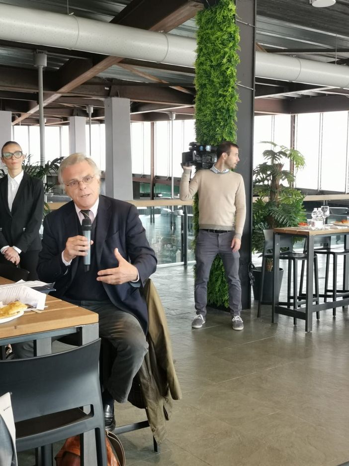 Intervento in una discussione in sala Intervento in una discussione in sala