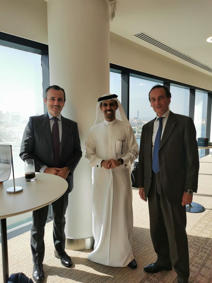 Gallina con due personaggi stranieri Gallina con due personaggi stranieri