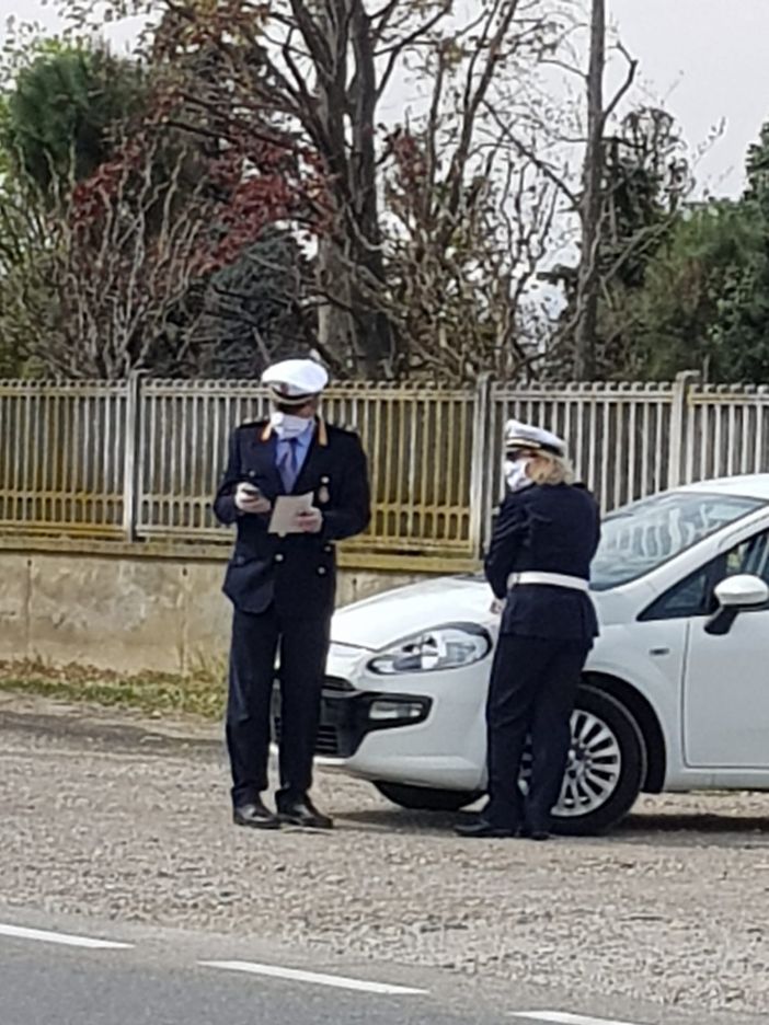 Seminudo e ubriaco nei pressi de Le Gru: multato dagli agenti della polizia municipale