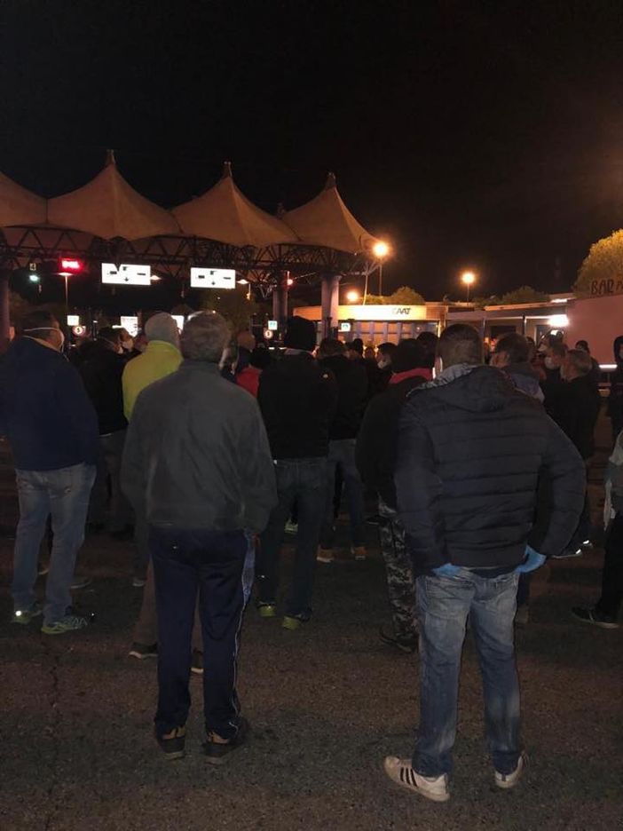 Foto della protesta tratta dalla pagina Facebook "Frutta & Verdura Noi Frutta S.a.s" Foto della protesta tratta dalla pagina Facebook "Frutta & Verdura Noi Frutta S.a.s"