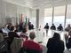 incontro attorno a un tavolo