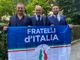 politici insieme a una bandiera