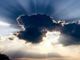 cielo con nuvole a coprire il sole