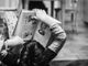 bambino che legge un libro