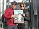 due persone con manifesto