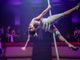 Un'artista del Cirko Vertigo in azione con il cerchio