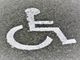 Il simbolo che distingue i parcheggi per disabili