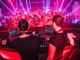 Dj di una discoteca piena di persone