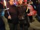 fiaccolata con persone in posa
