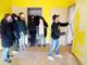 persone che ritinteggiano una casa