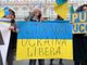 bandiera ucraina e scritte contro la guerra