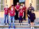 Persone con mascherina sulle scale di un museo