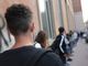Ragazzi in coda fuori da scuola