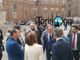 Gruppo di persone che parlano in piazza Carignano