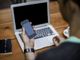 persona che consulta smartphone e pc