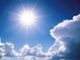 sole nel cielo con nuvole bianche