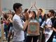 ragazzo davanti ad altri manifestanti con cartelli