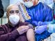 Uomo sottoposto a vaccinazione anti Covid