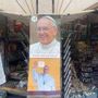 Papa Francesco, dai portachiavi ai rosari: tutti i gadget di Piazza San Pietro