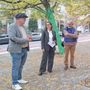 La sindaca Elena Piastra tra l'artista Osvaldo Neirotti e il Presidente dei ColoriQuadri APS Roberto Fraternali davanti all'opera gli alberi dipinti