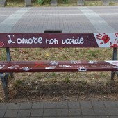 A Grugliasco panchine artistiche e sociali grazie ai giovani di Piazza Ragazzabile