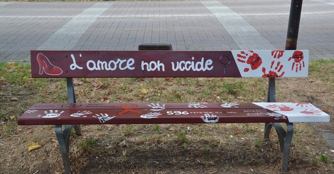 A Grugliasco panchine artistiche e sociali grazie ai giovani di Piazza Ragazzabile