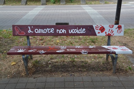 A Grugliasco panchine artistiche e sociali grazie ai giovani di Piazza Ragazzabile