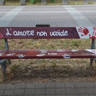 A Grugliasco panchine artistiche e sociali grazie ai giovani di Piazza Ragazzabile