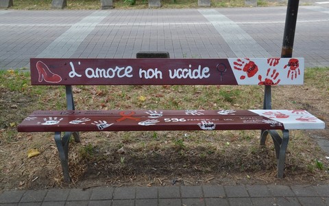 A Grugliasco panchine artistiche e sociali grazie ai giovani di Piazza Ragazzabile
