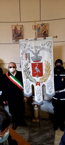 Stendardo della città di Grugliasco a una commemorazione funebre
