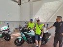 Un gruppo di ragazzi disabili in visita al comando della Polizia locale di Grugliasco