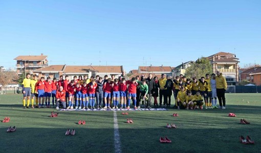 Violenza di genere, a Collegno per la prima volta in Italia una mostra di Amnesty su un campo da calcio