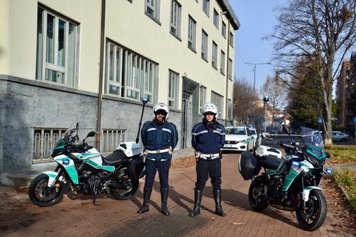Agenti di Polizia municipale con motociclette